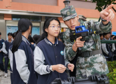执旗进场全场肃立行礼凝视国旗肃穆氛围深深感染每一位师生