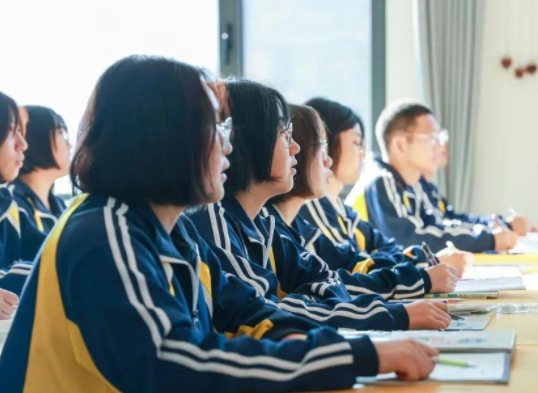 努力模拟教师的启发式教育引导学生参与推理考虑和验证