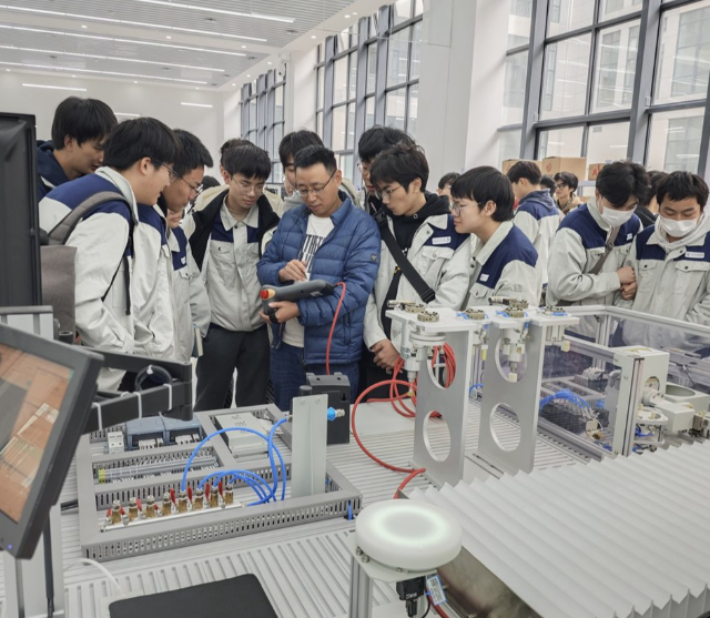 课程教育中设置企业实践环节让学生在实践检验中增加板补短板