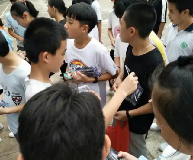 在学生们心中播下理性消费尊重劳作与规划未来的种子 在学生们心中播下理性消费尊重劳作与规划未来的种子