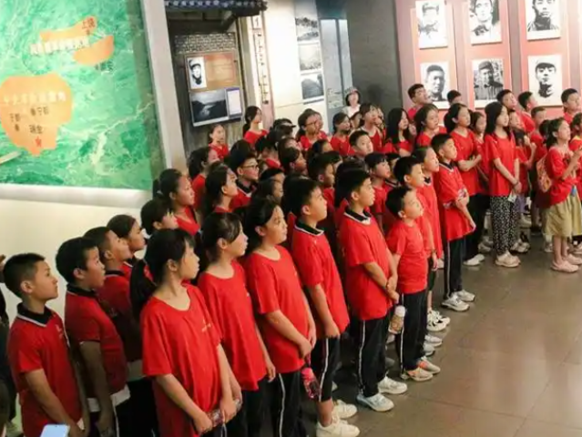 了解年代考虑职责学生们站在劳模立异效果展台前动手体验模拟焊接操作