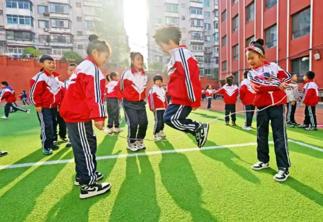 课间十五分钟不是简略地让孩子走出教室而是玩得好玩得安全