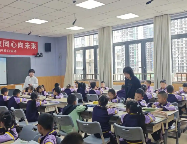 营造出积极有序的学习气氛学生在讲堂中主动参与乐于表达