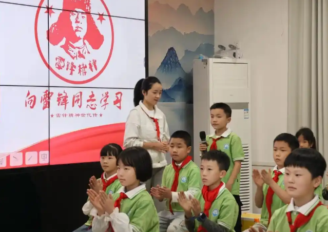 步行途中师生们沿着弥河河畔前行学生们互帮互助彼此鼓励