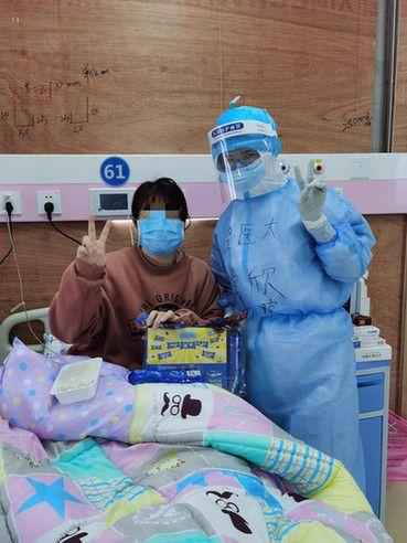  把患者当成亲人 她们用爱驱散疫情阴霾