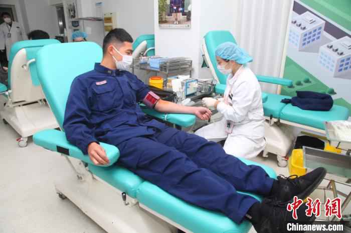  上海血库储血量紧张 消防救援队无偿献血2万毫升
