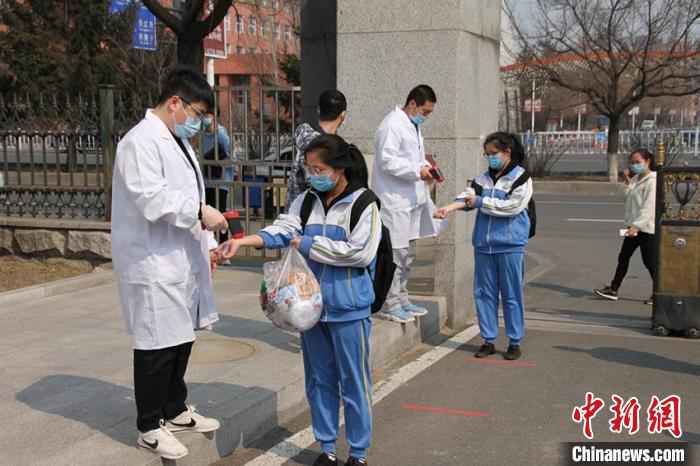 吉林二中学生接受测温 唐新智 摄 经历超长假期的高三学子:珍惜开学即冲刺的备考时光