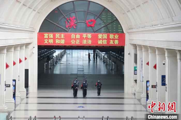 图为汉口火车站派出所民警巡逻 龚轩 摄 武汉交通民航复行复航在即 警方多举措保安全畅通